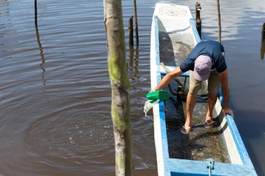 Valenca, Bahia, Brezilya - 10 Ocak 2023: Brezilya 'nın Bahia eyaletinin Valenca kentindeki Una Nehri' nin manzarası. gezinilebilir nehir.