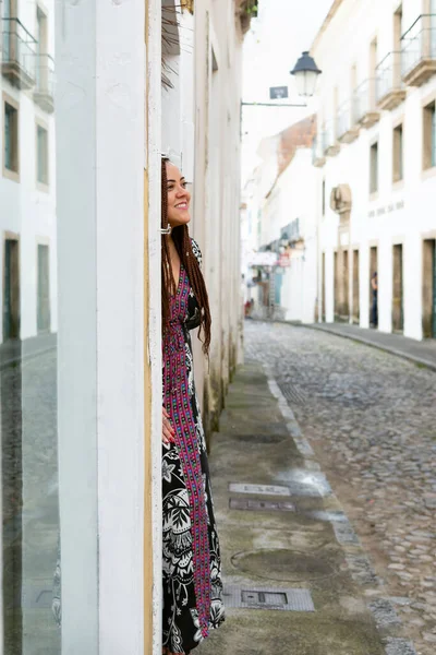 Kapının önünde duran güzel bir kadın. Arka planda sokak var. Seyahatte bir turist. Pelourinho, Brezilya.