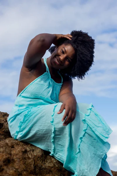 Mooie Vrouw Met Zwart Power Haar Zittend Een Strand Rots — Stockfoto