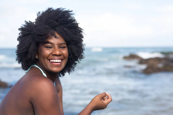 Portret Van Een Mooie Vrouw Met Zwart Haar Die Glimlacht — Stockfoto