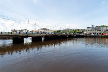 Valenca, Bahia, Brezilya - 10 Ocak 2023: Una Nehri üzerindeki köprü ve Brezilya 'nın Bahia kentindeki Valenca kentindeki ticari binalar.