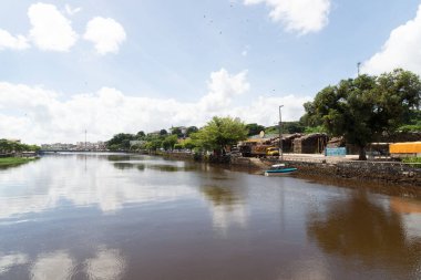 Valenca, Bahia, Brezilya - 10 Ocak 2023: Brezilya 'nın Bahia eyaletinin Valenca kentindeki Una Nehri' nin manzarası. gezinilebilir nehir.