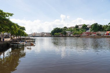 Valenca, Bahia, Brezilya - 10 Ocak 2023: Brezilya 'nın Bahia eyaletinin Valenca kentindeki Una Nehri' nin manzarası. gezinilebilir nehir.