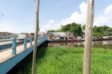 Valenca, Bahia, Brezilya - 10 Ocak 2023: Una nehri ve Valenca kentinin ticari binaları ile kenarı. Brezilya 'nın Bahia eyaletindeki turizm şehri.