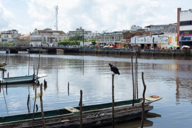 Valenca, Bahia, Brezilya - 10 Ocak 2023: Una nehrinin panoramik manzarası ve Valenca kentinin ticari binaları. Bahia Brezilya.