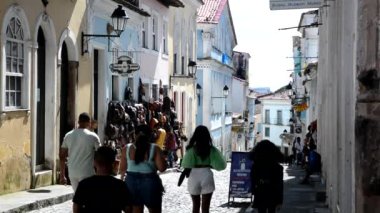 Salvador şehrinin tarihi merkezi Pelourinho sokaklarında turist dolaşımı.