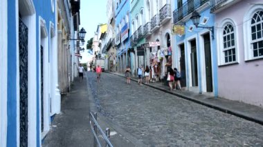 Pelourinho 'da turistlerin ve insanların geçtiği eski ve ticari bir caddenin manzarası. Salvador şehrinin tarihi merkezi.