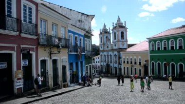 Salvador şehrinin tarihi merkezi Pelourinho 'nun ünlü yamacında turist ve sakinlerin hareketi.