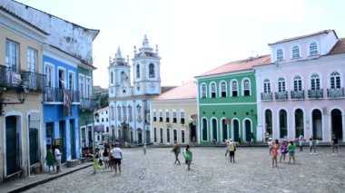 Salvador şehrinin tarihi merkezi Pelourinho 'nun ünlü yamacında turist ve sakinlerin hareketi.