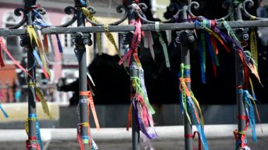 Terreiro de Jesus, Pelourinho 'daki demir parmaklıklara bağlanmış yüzlerce hatıra kurdelesi. Salvador şehrinin tarihi merkezi..