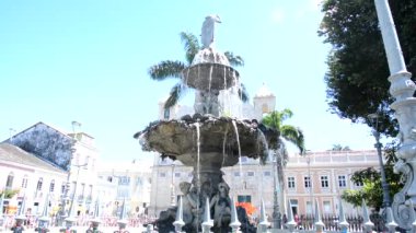 Largo do Terreiro de Jesus in Pelourinho 'daki çeşmenin manzarası. Salvador şehrinin tarihi merkezi.