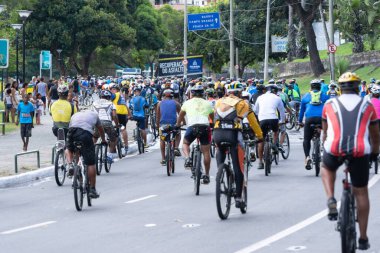 Salvador, Bahia, Brezilya - 4 Ocak 2015: Yüzlerce bisikletlinin Salvador, Bahia sokaklarında turneye çıkışını izlemek.