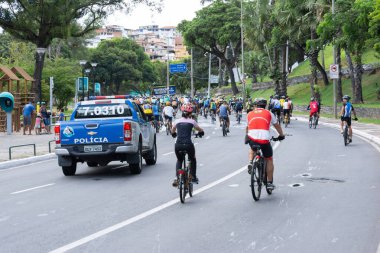 Salvador, Bahia, Brezilya - 4 Ocak 2015: Düzinelerce bisikletçiye Bahia 'nın Salvador kentinde gezen Bahia Askeri Polis aracı eşlik ediyor.