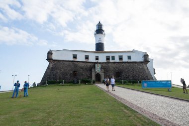 Salvador, Bahia, Brezilya - 25 Ağustos 2023: Salvador, Bahia şehrinin ünlü Farol da Barra kartpostalı.