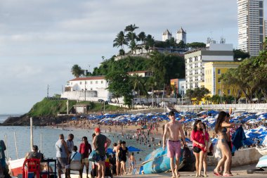 Salvador, Bahia, Brezilya - 25 Ağustos 2023: kalabalık Porto da Barra plajı manzarası. Bahia, Salvador şehri..