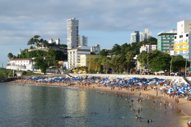 Salvador, Bahia, Brezilya - 25 Ağustos 2023: kalabalık Porto da Barra plajı manzarası. Bahia, Salvador şehri..