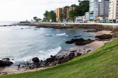 Salvador, Bahia, Brezilya - 25 Ağustos 2023: Salvador, Bahia şehrinin posta kartı Farol da Barra 'dan deniz manzarası.