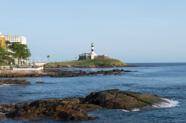 Salvador, Bahia, Brezilya - 25 Ağustos 2023: Deniz manzarası ve Farol da Barra, Salvador, Bahia şehrinin posta kartı.