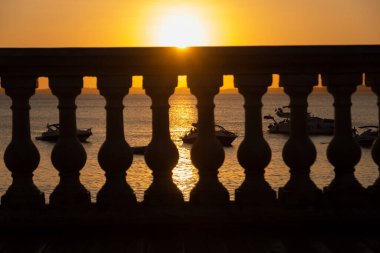Salvador, Bahia, Brezilya - 25 Ağustos 2023: Salvador, Bahia 'da Porto da Barra' da gün batımı.