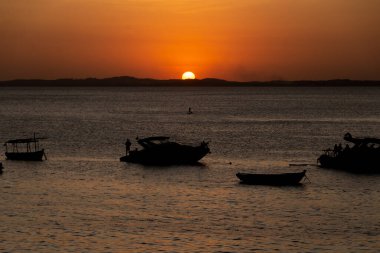 Salvador, Bahia, Brezilya - 25 Ağustos 2023: Salvador, Bahia 'da Porto da Barra' da gün batımı.