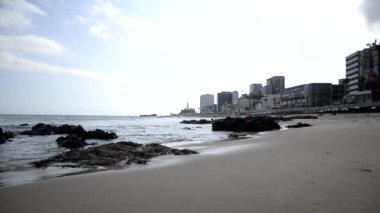 Salvador, Bahia, Brezilya - 25 Ağustos 2023: Salvador, Bahia 'daki Farol da Barra plajında bir sürü insan.