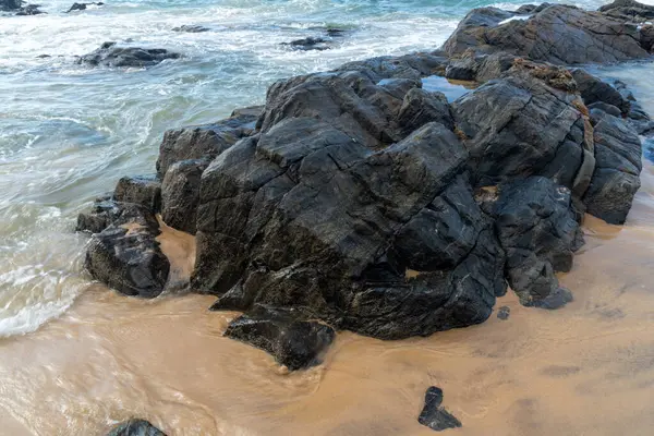 Θαλασσινά Κύματα Συντρίβονται Στα Μαύρα Βράχια Της Παραλίας Αίσθημα Χαλάρωσης — Φωτογραφία Αρχείου