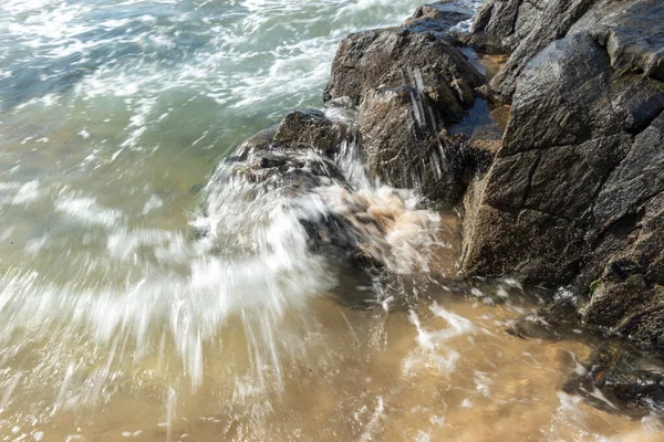 Deniz Dalgaları Deniz Kıyısındaki Siyah Kayalara Çarpıyor Rahatlama Hissi — Stok fotoğraf