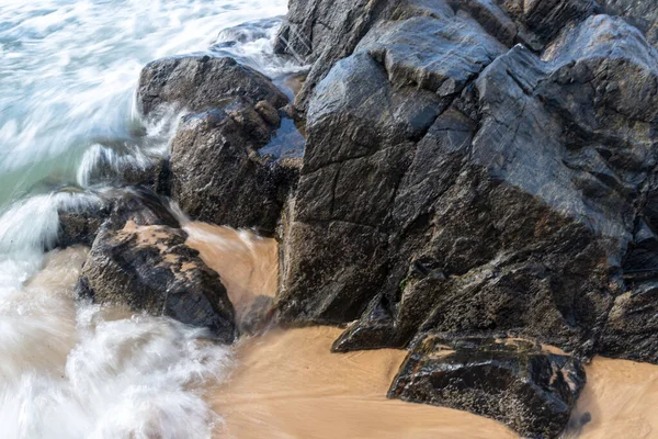 Морські Хвилі Розбиваються Чорних Скелях Узбережжя Відчуття Релаксації — стокове фото