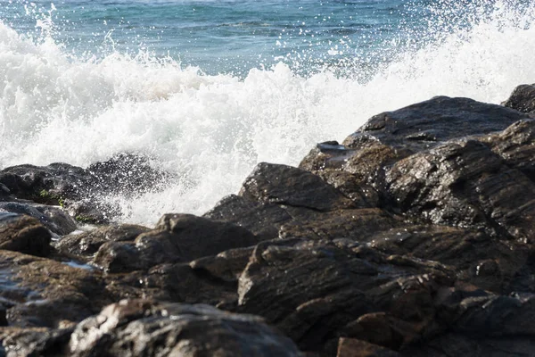 Морські Хвилі Жорстко Ламаються Чорних Скелях Пляжу Відчуття Розслаблення Свободи — стокове фото