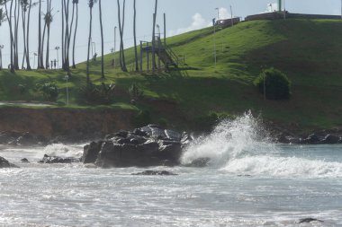 Salvador, Bahia, Brezilya - 20 Şubat 2022: Bahia 'daki ünlü Salvador şehrinde deniz manzarası ve Cristo da Barra tepesi.