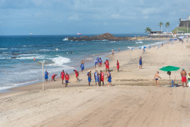 Salvador, Bahia, Brezilya - 20 Şubat 2022: İnsanlar Farol da Barra plajında plaj futbolu maçına hazırlanırken görülüyor. Bahia 'daki Salvador şehrinde..