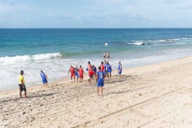 Salvador, Bahia, Brezilya - 20 Şubat 2022: İnsanlar Salvador, Bahia 'daki Farol da Barra plajında plaj futbolu oynarken eğleniyorlar.