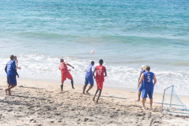 Salvador, Bahia, Brezilya - 20 Şubat 2022: San kum futbolcuları Salvador, Bahia 'daki Farol da Barra plajında görüldü.