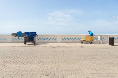 Salvador, Bahia, Brezilya - 20 Şubat 2022: Sahil işportacısı Salvador, Bahia 'daki Farol da Barra plajında görüldü..