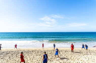 Salvador, Bahia, Brezilya - 20 Şubat 2022: Erkekler sabah Salvador, Bahia 'daki Farol da Barra plajında plaj futbolu oynarken görüldü.