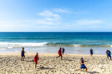 Salvador, Bahia, Brezilya - 20 Şubat 2022: Erkekler sabah Salvador, Bahia 'daki Farol da Barra plajında plaj futbolu oynarken görüldü.