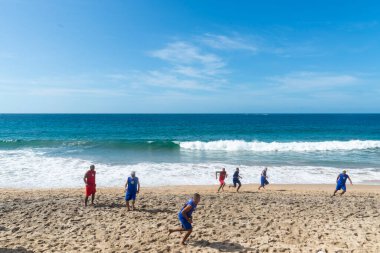 Salvador, Bahia, Brezilya - 20 Şubat 2022: Erkekler sabah Salvador, Bahia 'daki Farol da Barra plajında plaj futbolu oynarken görüldü.
