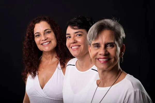 Portret Trzech Pięknych Kobiet Lesbijek Przyjaciół Muzyków Szczęśliwych Rzędzie Pozowanie — Zdjęcie stockowe