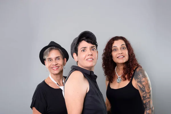 Studio Zdjęcia Trzech Pięknych Kobiet Przyjaciół Członków Zespołu Muzycznego Ubranych — Zdjęcie stockowe