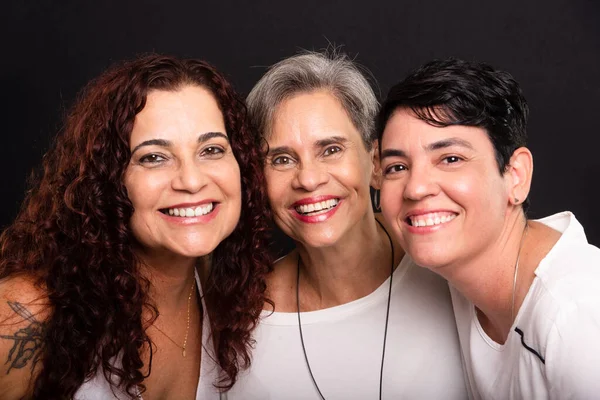 Foto Studio Tiga Wanita Lesbian Bahagia Dan Bebas Melihat Kamera Stok Gambar