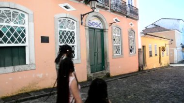 Salvador şehrinin tarihi merkezi Pelourinho 'daki SESC evinin önünden insanlar ve turistler geçiyor.