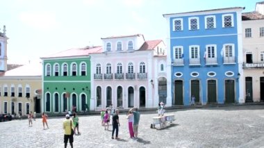 Pelourinho 'nun yamacından turistlerin ve oradan geçen insanların görüntüsü. Salvador şehrinin tarihi merkezi..