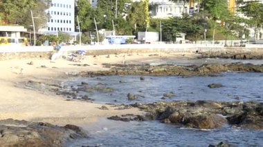 Salvador, Bahia, Brezilya - 25 Ağustos 2023: Praia do Porto da Barra turist dolu ve denizde yıkanan sakinler. Bahia, Salvador şehri..