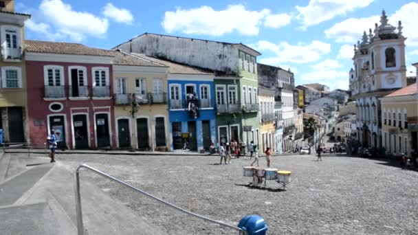 サルバドール市の歴史的な中心であるペロリーニョの有名な斜面に観光客と住民の移動 — ストック動画
