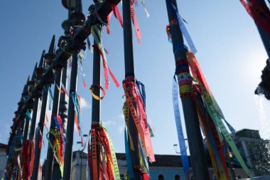 Salvador, Bahia, Brezilya - 2 Eylül 2023: Bahia 'nın tarihi merkezi Pelourinho' daki su çeşmesinin demirlerine bağlı hatıra kurdeleleri.