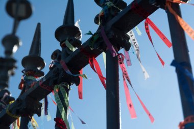 Salvador, Bahia, Brezilya - 2 Eylül 2023: Salvador, Bahia şehrinin tarihi merkezi Pelourinho 'daki çeşmenin demiryollarına bağlı hatıra kurdeleleri.