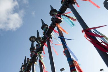 Salvador, Bahia, Brezilya - 2 Eylül 2023: Salvador, Bahia şehrinin tarihi merkezi Pelourinho 'daki çeşmenin demiryollarına bağlı hatıra kurdeleleri.