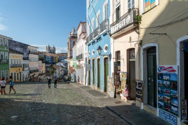 Salvador, Bahia, Brezilya - 02 Eylül 2023: Salvador 'un tarihi merkezi Pelourinho' da bir hediyelik eşya dükkanı.