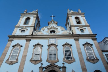 Salvador, Bahia, Brezilya - 2 Eylül 2023: Pelourinho 'daki Rosario dos Pretos Kilisesi' nin ön cephesi, Salvador, Bahia kentinin tarihi merkezi.