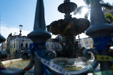 Salvador, Bahia, Brezilya - 02 Eylül 2023: Pelourinho 'daki Largo Terreiro de Jesus çeşmesinin manzarası, Salvador, Bahia şehrinin tarihi merkezi.